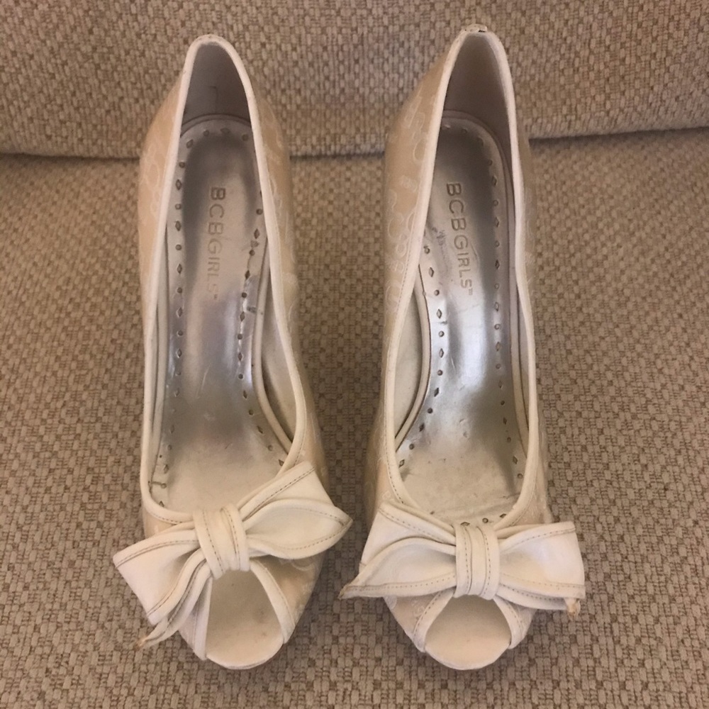 BCBG cream and white Heels